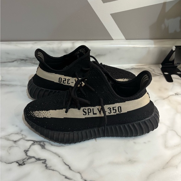 Yeezy Boost 350 V2 Oreo Size 10.5 - Picture 3 of 6